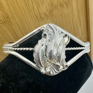 RUNNING BEAR RB Navajo Sterling Silver Etched Carve Feather Filigree Scroll Cuff